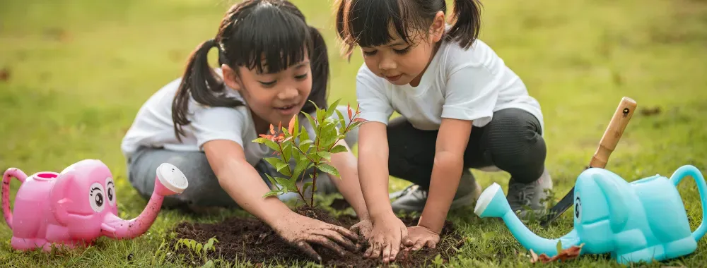 girls-playing-in-dirt-hero